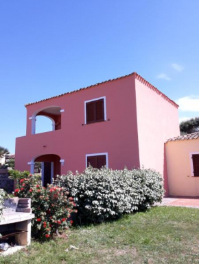 casa rosa in residence con piscina -la spiaggia è raggiungibile a piedi, Aglientu